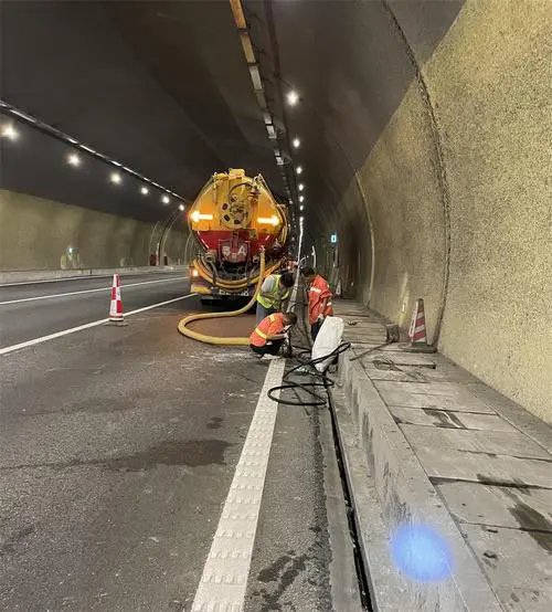 隆阳隧道排水渠清淤